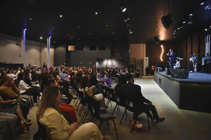 Vista do auditório durante o culto