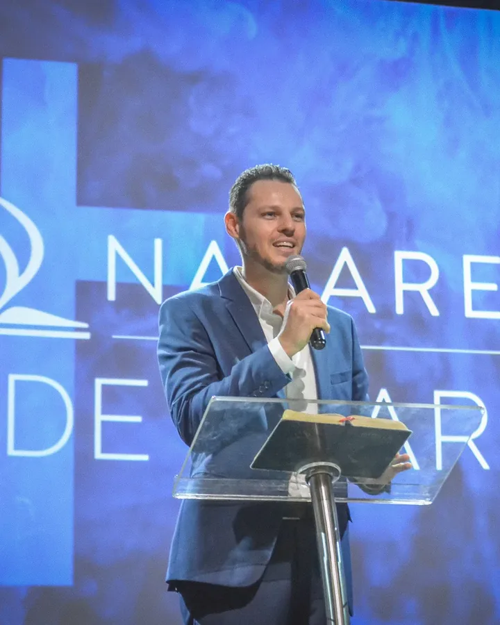 Pastor Jaime Pereira Junior pregando